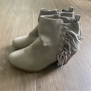 Women’s size 8.5 suede fringe booties gray color